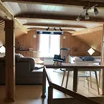 Dom wakacyjny Charming Lakeside House With Sauna