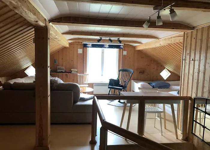 Дом отдыха Charming Lakeside House With Sauna